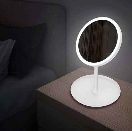 Настільне дзеркало з LED підсвіткою та підставкою під прикраси